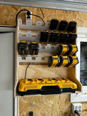 Dewalt ladehylle med 24 batterier