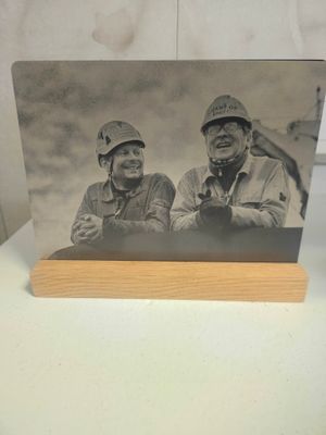 Bildegravering på matt sort aluminium