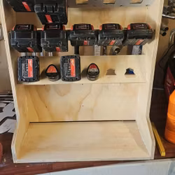 Ladehylle med batterilagring til Milwaukee