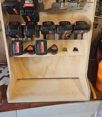 Ladehylle med batterilagring til Milwaukee
