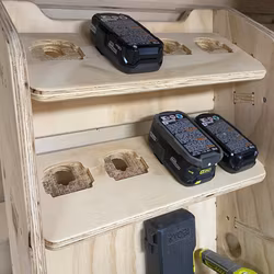 Ryobi verktøystasjon  med plass til 8 batterier og lader