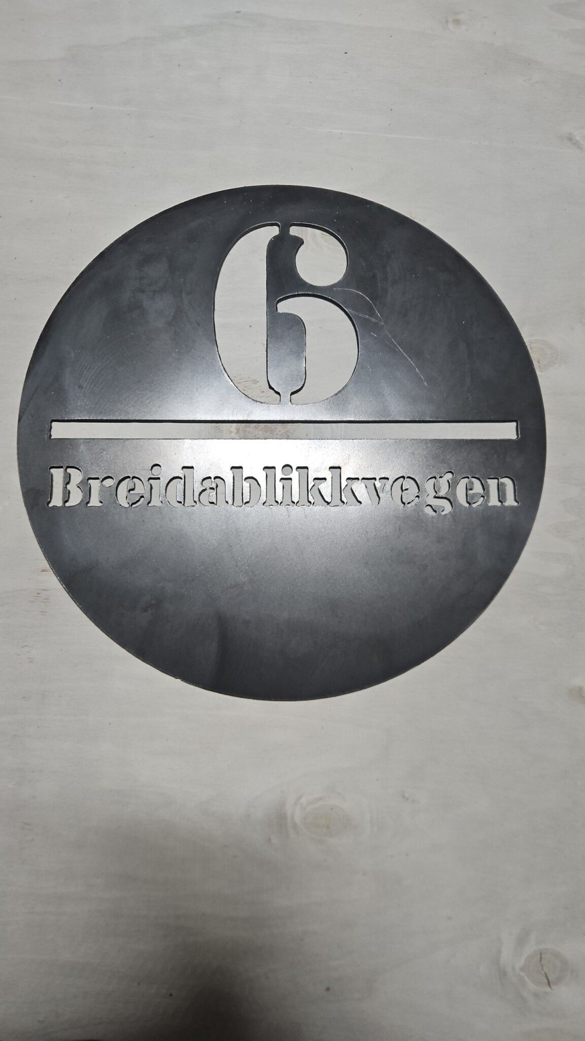 Adresseskilt rundt i corten