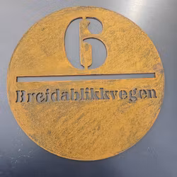 Adresseskilt rundt i corten