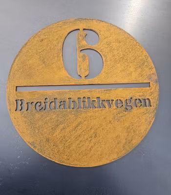 Adresseskilt rundt i corten