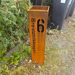 20x20 cm Søyle med husnummer og gatenavn