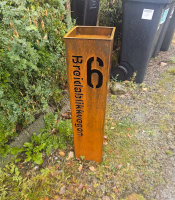 20x20 cm Søyle med husnummer og gatenavn