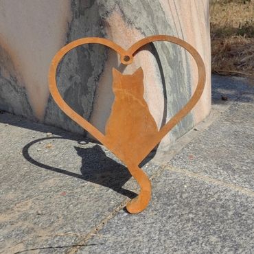 Katt i hjerte av corten stål