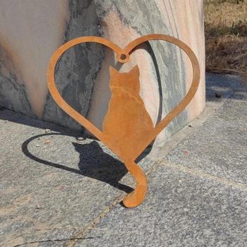 Katt i hjerte av corten stål