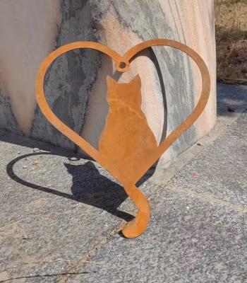 Katt i hjerte av corten stål