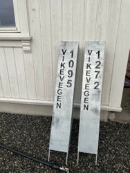 Adressesøyle galvanisert