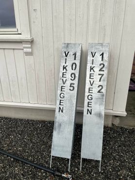 Adressesøyle galvanisert