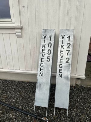 Adressesøyle galvanisert