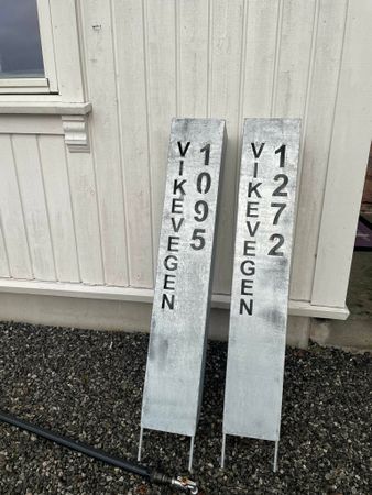 Adressesøyle galvanisert