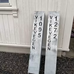 Adressesøyle galvanisert