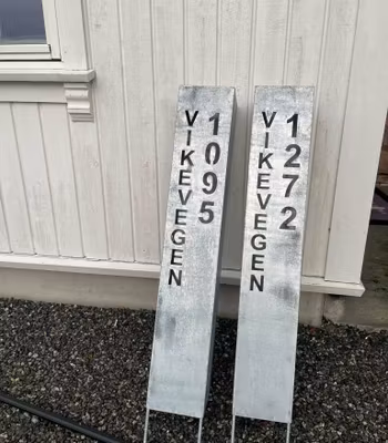 Adressesøyle galvanisert