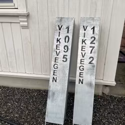 Adressesøyle galvanisert