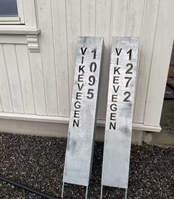 Adressesøyle galvanisert