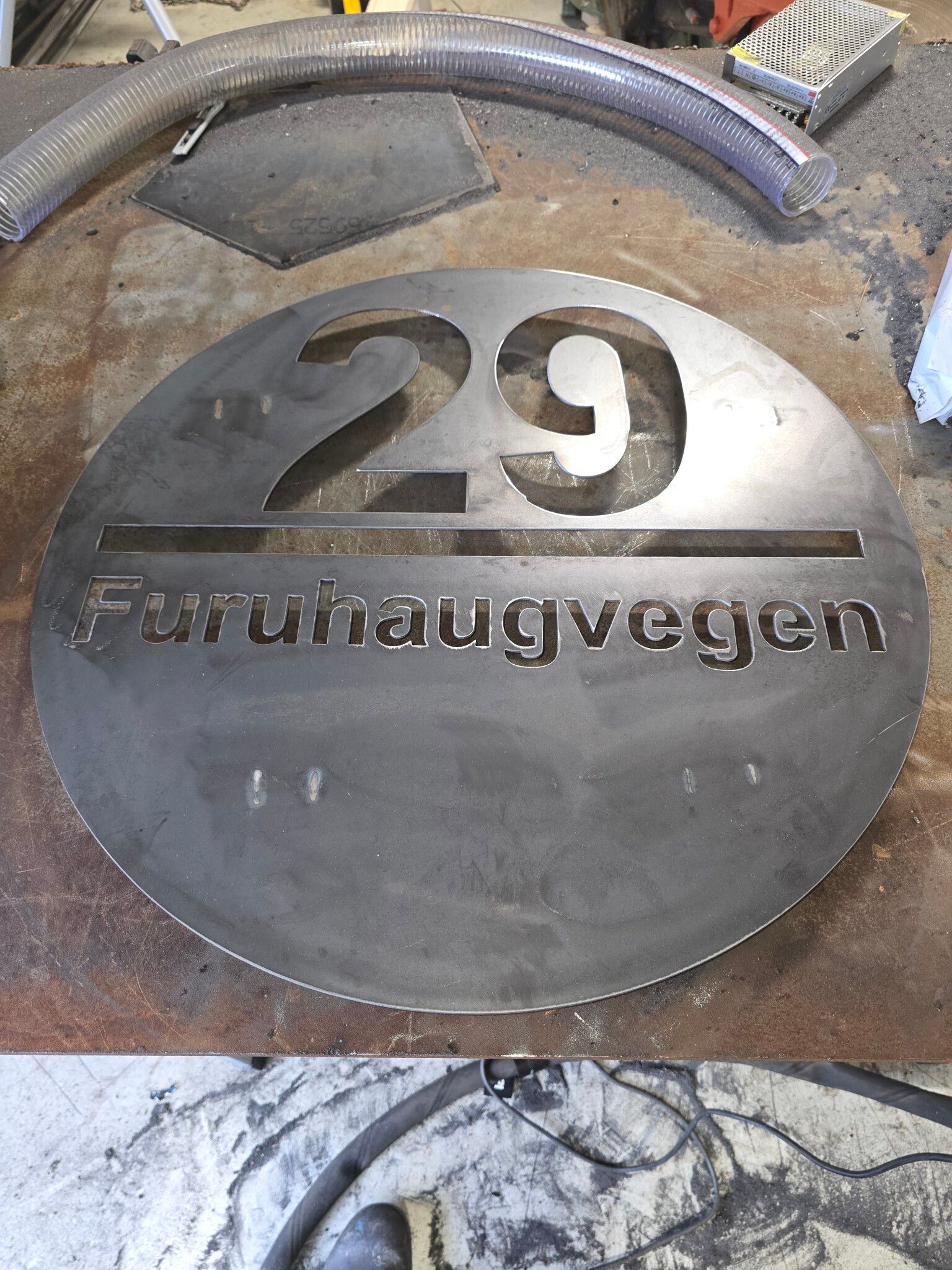 Adresseskilt rundt i corten
