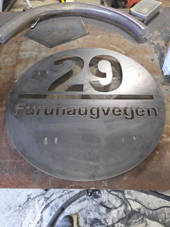 Adresseskilt rundt i corten