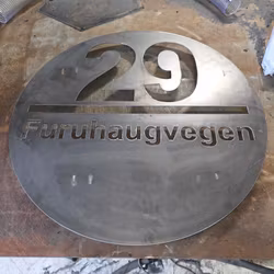 Adresseskilt rundt i corten
