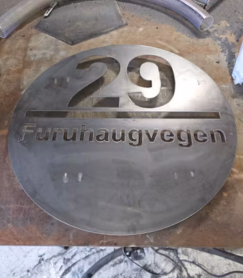 Adresseskilt rundt i corten