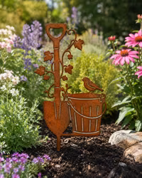 Hagedekorasjon med spade, blomster og fugl i cortenstål