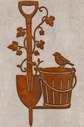 Hagedekorasjon med spade, blomster og fugl i cortenstål
