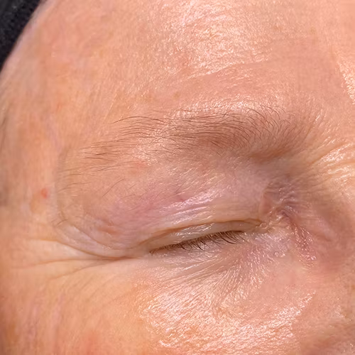 Browlift inklusive Keratinbehandling, färg & plock