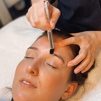 Browlift inklusive Keratinbehandling, färg & plock