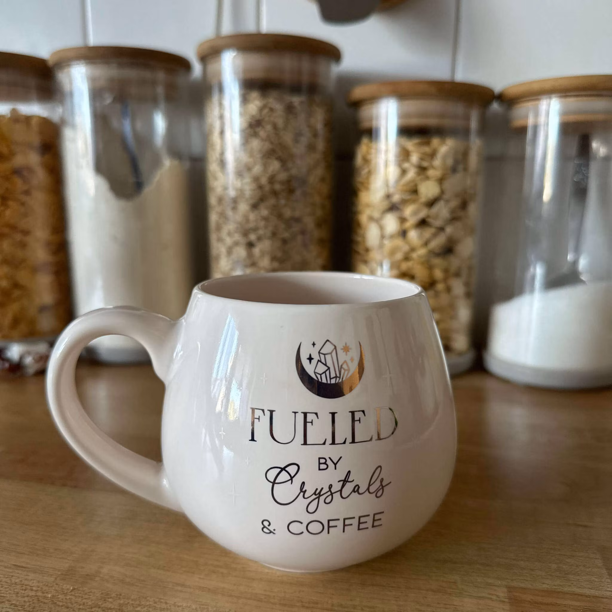 Mugg "Fueled by crystals & coffee"