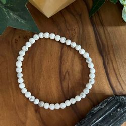 Howlit armband 4mm runda stenar