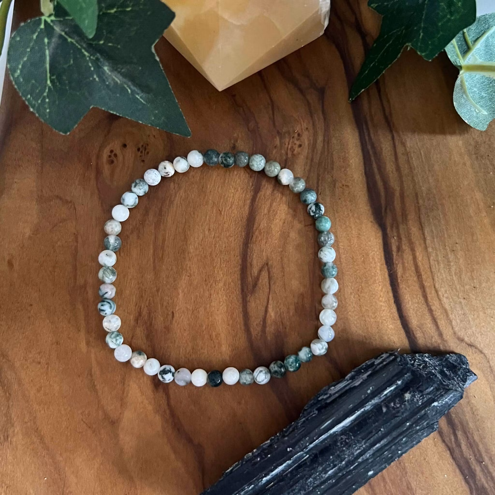 Trädagat armband 4mm runda stenar