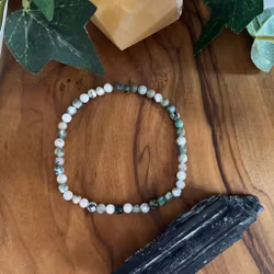 Trädagat armband 4mm runda stenar