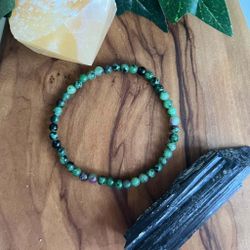 Zoisit med rubin armband 4mm runda stenar