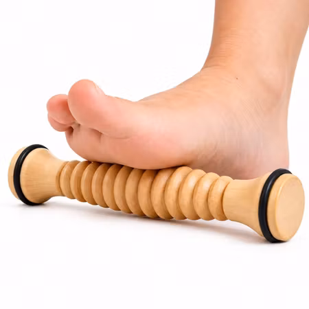 Fotmassagerulle i trä