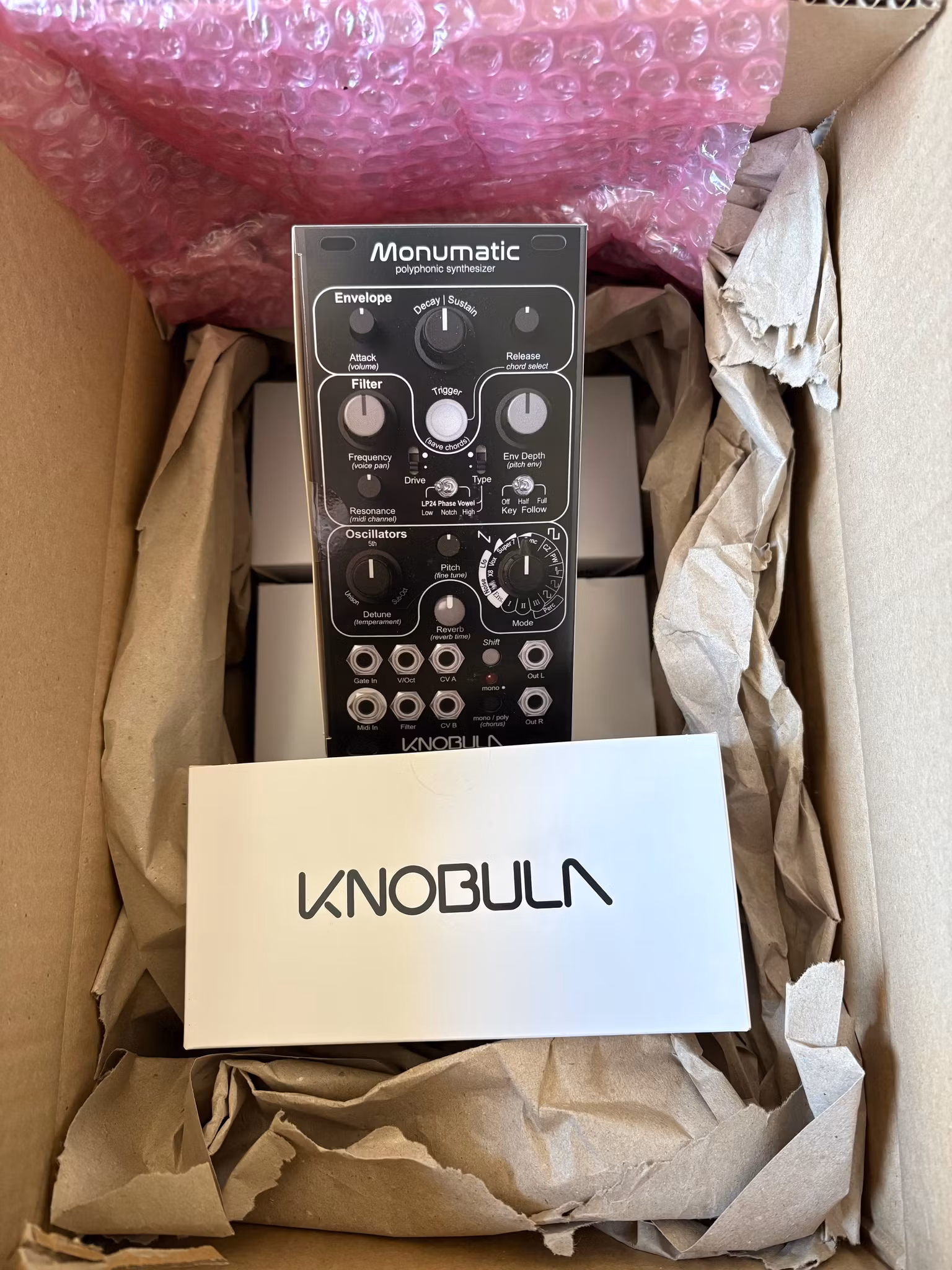 Knobula Monumatic - 8 Voice Polyphonic synth - Voltage Sound