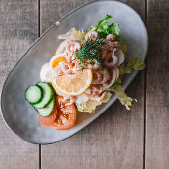 Stor räksmörgås på ljust bröd