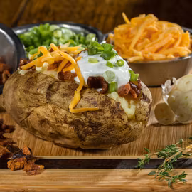 Bakpotatis med röra och sallad 139kr