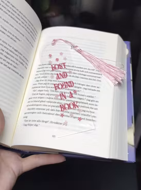 Bokmärke Transparent Lost and Found in a Book