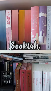 Skylt - Bookish Kursiv