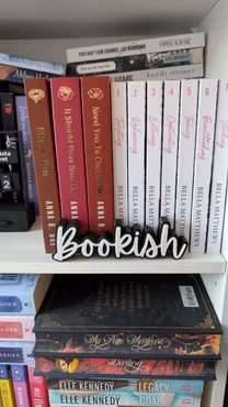 Skylt - Bookish Kursiv