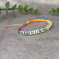 Autism Rocks - Makraméarmband i Regnbågsfärger