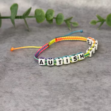 Autism Rocks - Makraméarmband i Regnbågsfärger