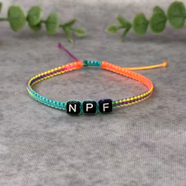 NPF Makraméarmband i Regnbågsfärger
