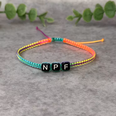 NPF Makraméarmband i Regnbågsfärger