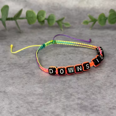 Down is Up Makraméarmband i Regnbågsfärger för Downs Syndrom