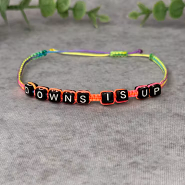 Down is Up Makraméarmband i Regnbågsfärger för Downs Syndrom