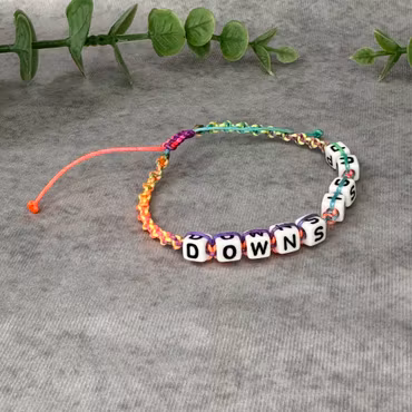 Down is Up Makraméarmband i Regnbågsfärger för Downs Syndrom