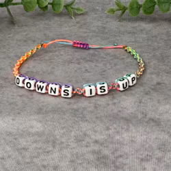 Down is Up Makraméarmband i Regnbågsfärger för Downs Syndrom