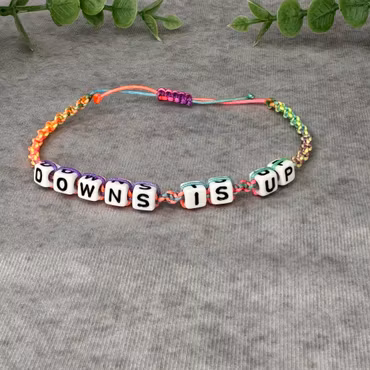 Down is Up Makraméarmband i Regnbågsfärger för Downs Syndrom